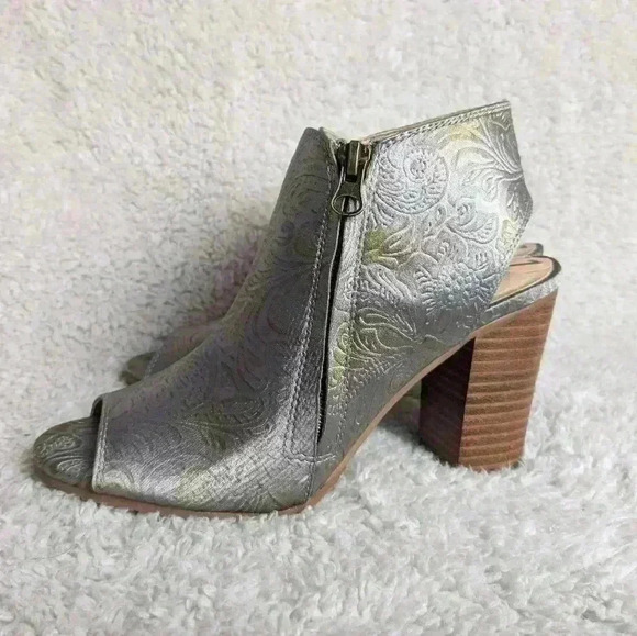 NWOT SBICCA Heel sandals size 7 Nice floral shinny pattern! REBECCA'S  SHOES - Picture 3 of 9